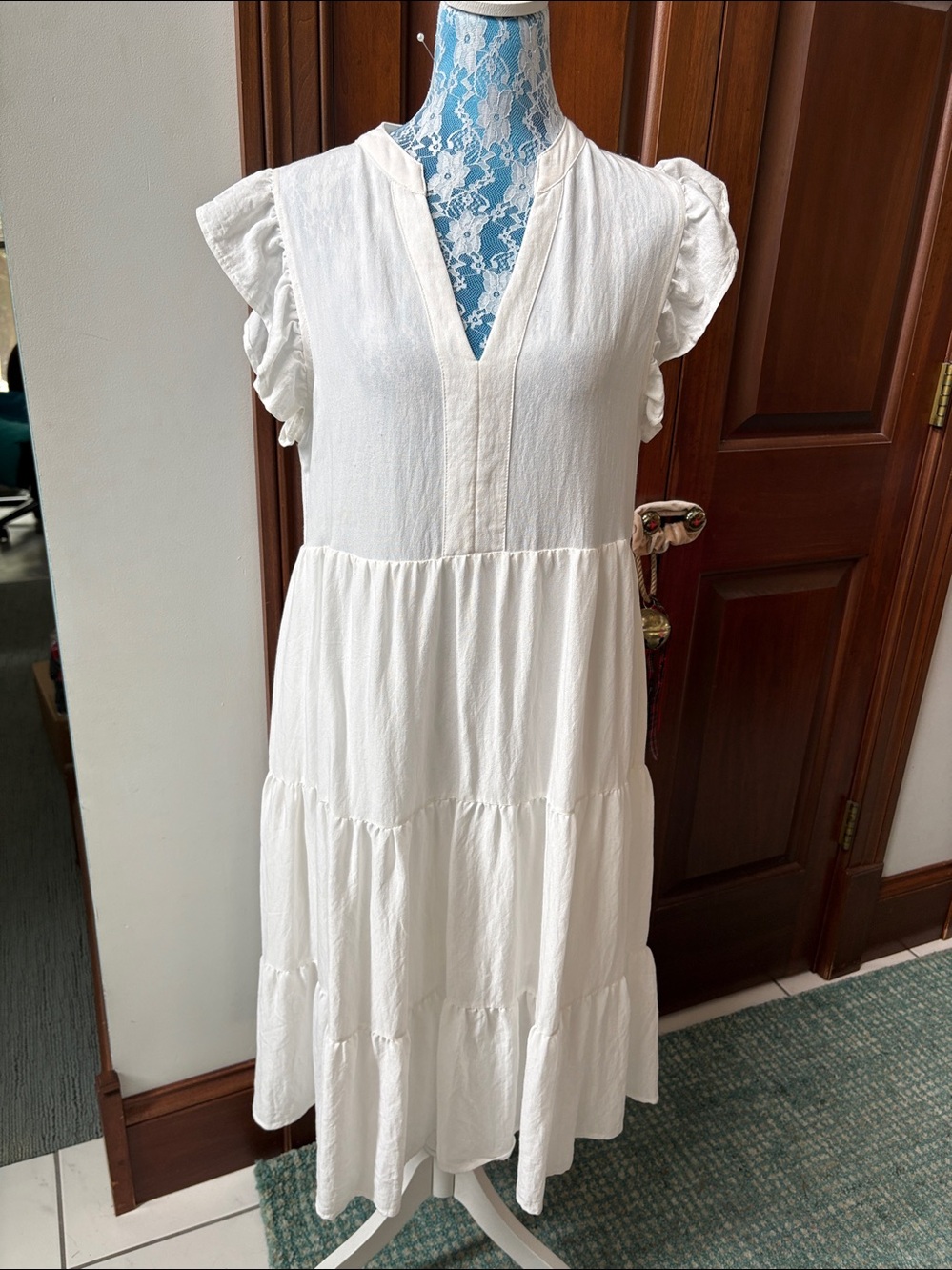 entro Dress midi V-neck cap ruffle sleeve three tier skirt white like new
